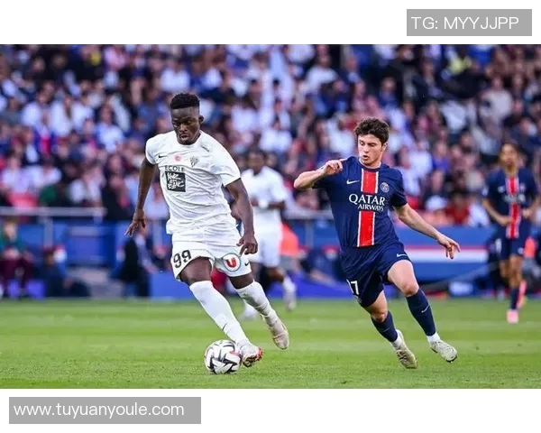 巴黎日尔曼迎战第戎争夺法甲联赛关键三分的精彩对决