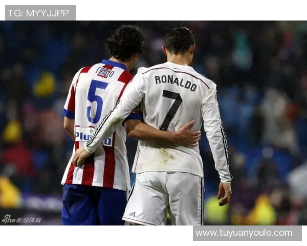 托雷斯在对阵皇马的经典对决中展现出怎样的个人魅力与足球智慧